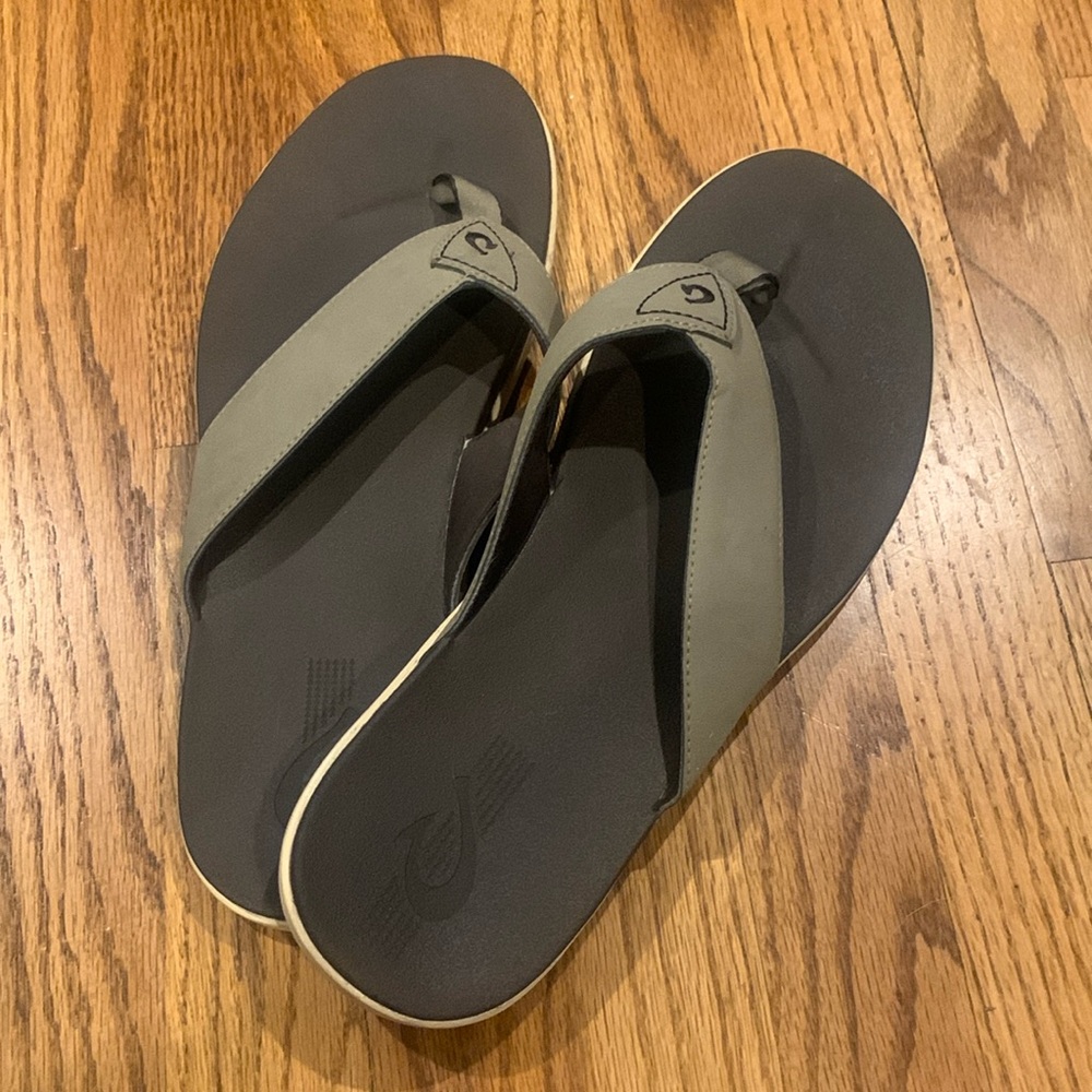Men’s Olukai Holona-M sandals. Size US 12 (EUR 45).